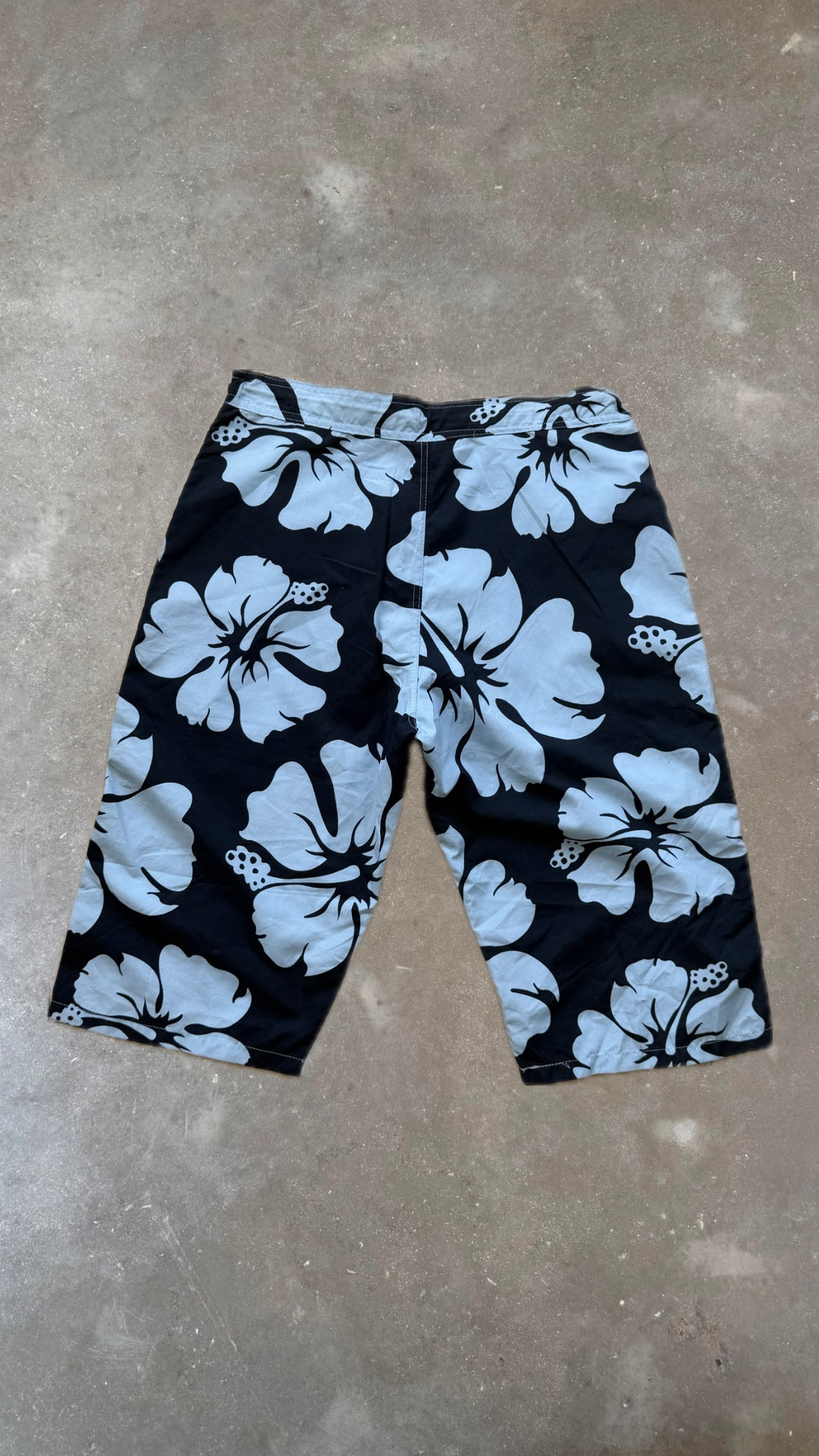 BS0152 Unbranded Black and Blue Floral Vintage Boardshorts (32")