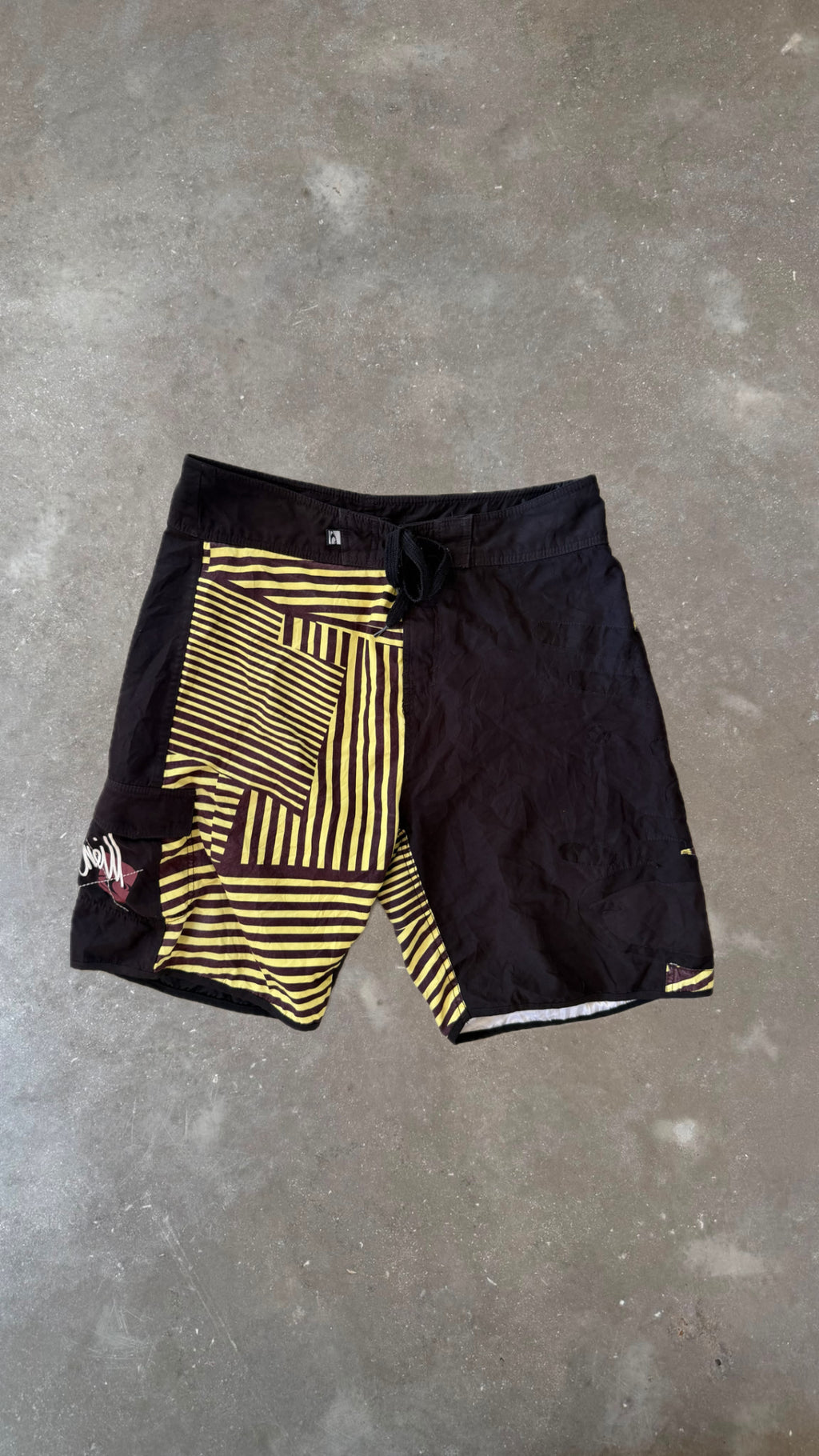 BS0054 O’Neill Black and Yellow Vintage Boardshorts (36")