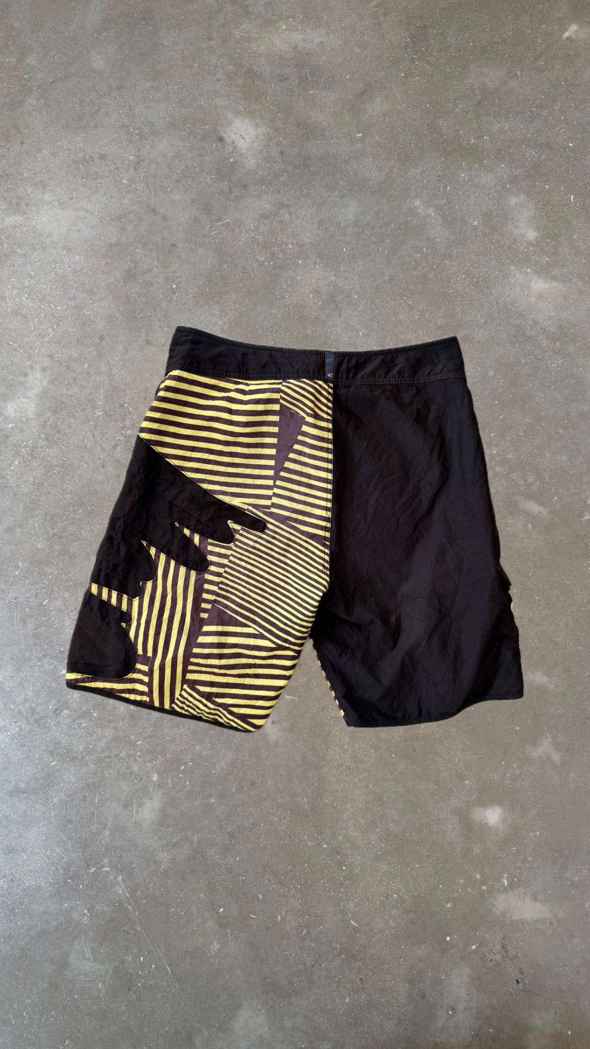 BS0054 O’Neill Black and Yellow Vintage Boardshorts (36")